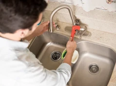 Kosztuje kilka złotych, a oszczędza rozkręcania syfonu. Hydraulicy wiedzą, że tu zaczyna się problem