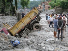 Rośnie liczba ofiar i zaginionych po powodzi w Nepalu. Trwają masowe pochówki