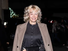Płaszcz, koszula i spódnica. Pamela Anderson pokazuje hit na jesień 2026
