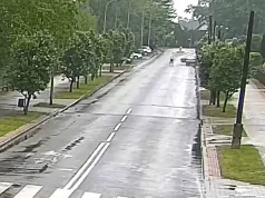 Wysiadł z jadącego auta i po prostu uciekł. Samochód bez kontroli uderzył w ogrodzenie