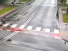Wysiadł z jadącego Mercedesa. Auto bez kierowcy wjechało w ogrodzenie