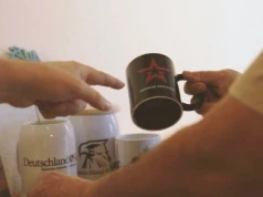 Kubek „Armia Rosji” w biurze polityka AfD. Próbował zablokować publikację zdjęcia