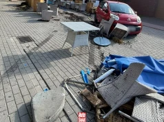Staranowała autem ogródek gastro i uciekła. Właściciel lokalu zastał taki widok