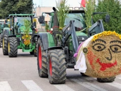 Siedem potężnych ciągników w korowodzie i tłumy pod dworkiem. Tak Jedwabne dziękowało za tegoroczne plony