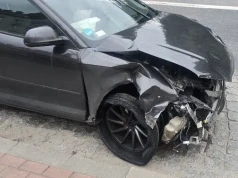 Pijany rajd po osiedlu Podleśna. 32-latek w Audi uszkodził auta i znak drogowy