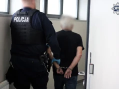 74-latek, który nękał sąsiadów aresztowany po pożarze w mieszkaniu. Usłyszał 8 zarzutów, grozi mu wiele lat wiezienia