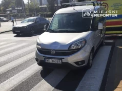 80-latek spieszył się na tramwaj. Wbiegł na czerwonym wprost pod auto