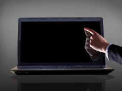 Czarny ekran w włączonym laptopie – przyczyny i rozwiązania