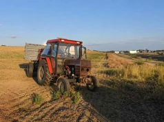 Szok na drodze. 29-latek prowadził ciągnik i pił alkohol podczas jazdy