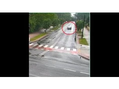 Kierujący wysiadł z jadącego auta. Wszystko się nagrało