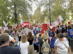„Politycy do tablicy”. Ogólnopolska manifestacja nauczycieli i pracowników oświaty ZNP przed Kancelarią Premiera. Protestujący pokazali rządowi czerwoną kartkę