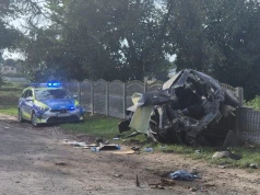 Ford uderzył w drzewo i dachował. Kierowca wypadł przez przednią szybę