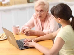 Senior na Facebooku? Nie chodzi o lajki. Ważniejsza może być rodzina