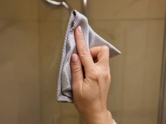 Tym czyszczę kabinę prysznicową. Domowa pasta usuwa najtrudniejszy brud