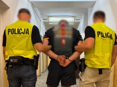 POZNAŃ: Antyukraińskie hasła i zniszczona witryna. Policjanci szybko ustalili i zatrzymali sprawcę