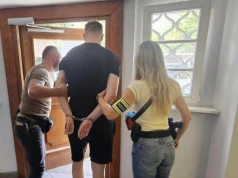 Bank zablokował mu przelew, więc oszuści przyszli po gotówkę osobiście. Na miejscu czekali już kryminalni