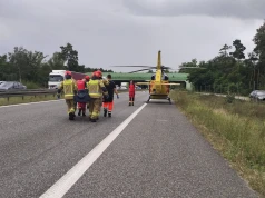 Poważny wypadek na S8 między Mostówką a Niegowem. Zderzyły się dwa motocykle i osobówka, ranny motocyklista zabrany śmigłowcem LPR