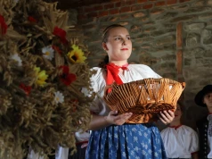 Korowód traktorów, kołocz i miodula. XXI Dożynki na Fojstwiu w Oldrzychowicach