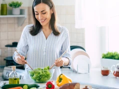 Dieta mamy karmiącej piersią. Co jeść, by zadbać o siebie i dziecko