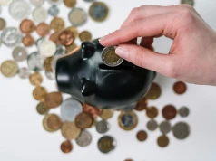 Trzymasz pieniądze w banku? Polacy coraz częściej robią jedną rzecz