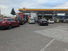 Kierowcy stoją w kolejkach na stacjach paliw