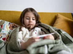 Chore i zawszone dzieci mają chodzić do szkoły? Kontrowersyjny poradnik NHS dla rodziców