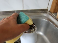 Używasz bidonu codziennie? Kilka minut wystarczy, żeby usunąć bakterie