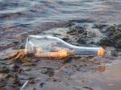 Znalazła butelkę na jednej z najpiękniejszych plaż. W środku czekały 2 listy z zaskakującą datą