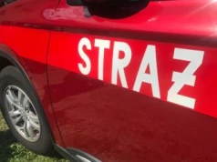 Samochód w potoku. Niebezpieczne dachowanie w Laskowej