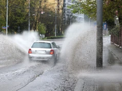 Kierowcy nagminnie robią to podczas ulewy. Jeden błąd i silnik może być do wymiany