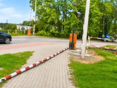 29-latka wjechała na tory, rogatki się zamknęły. Pociąg był coraz bliżej