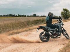Kawasaki KLE 500 SE – prosty, japoński adventure wraca do gry. Test podczas porównania 11 patentów na adventure kat. A2