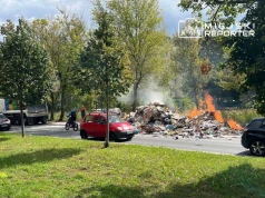 Płonące odpady wysypane na jezdnię. Strażacy gasili pożar na Racławickiej