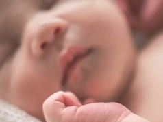 "Nigdy takiego imienia nie słyszałam, wydziwianie". Jak reagować, gdy dziadkowie krytykują imię wnuka?