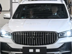Putin przejechał się nową Wołgą i podpisał na masce. Auto trafi do muzeum