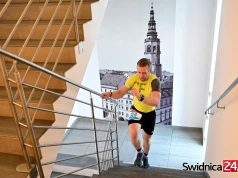 Wbiegną na wieżę ratuszową po raz trzynasty. Śmiałkowie zmierzą się z 222 schodami
