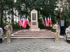 Konin pamięta o ofiarach wojny. Gołębie pokoju wzleciały nad uczestnikami rocznicowych obchodów