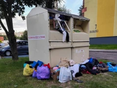 Pojemniki na używaną odzież w Słupcy przepełnione