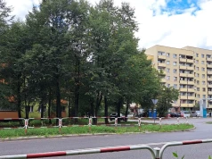Dodatkowe miejsca parkingowe przed blokiem przy Piłsudskiego 21? - To tylko wstępna propozycja - czytamy w odpowiedzi z urzędu miejskiego