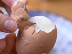 Dwa plasterki wystarczą. Dzięki temu łatwiej obierzesz jajka