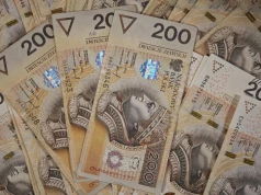 Podwójny cios podatkowy dla tysięcy Polaków. Rząd chce wprowadzić dodatkowy 5 proc. podatek oraz obcina limit zarobków