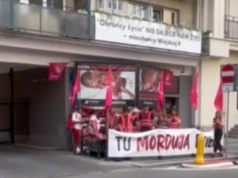 Protest pod przychodnią aborcyjną Abotak. Jedna z kobiet powiedziała policji, że hańbią mundur