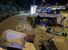 Młody kierowca w BMW wpadł w poślizg i staranował przystanek
