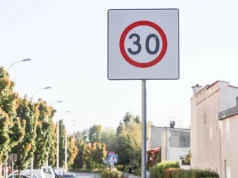 Znak B-43 to nie tylko 30 km/h. Zignorujesz go i stłuczka gotowa
