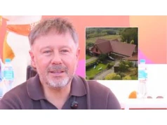 Andrzej Piaseczny mieszka poza miastem. Różowy dom u stóp gór