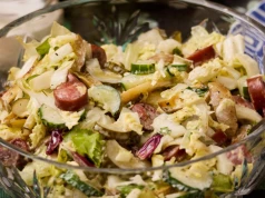 Na lunch robię sałatkę z kabanosami. Syci na długo i smakuje obłędnie