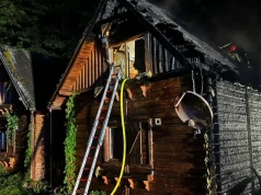 Nocny pożar domków letniskowych w Mysłakowicach. Ogień objął trzy obiekty