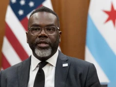 Burmistrz Brandon Johnson o wpisie prezydenta: Gdyby zależało mu na ograniczeniu przemocy w Chicago nie angażowałby się w nielegalne wojny