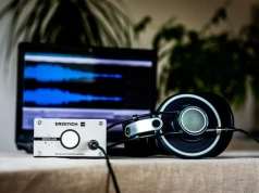 Domowe studio w salonie – jak pogodzić sprzęt do pracy z systemem do słuchania?