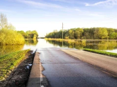 Po 200 latach wraca dawne jezioro. Woda już zatapia popularną trasę